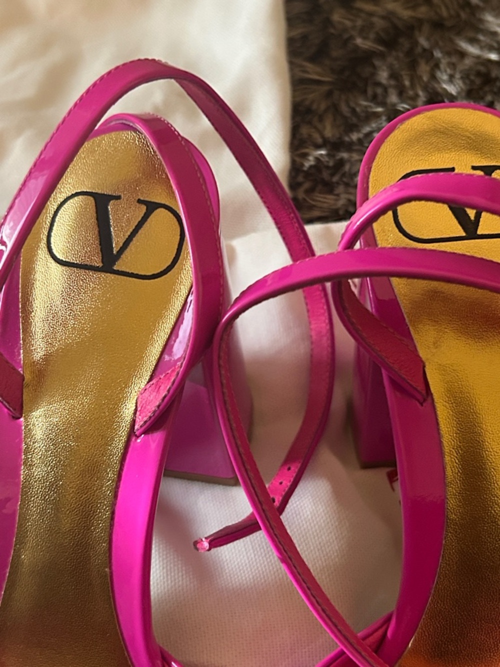 Valentino Garavani Hot Pink Patent Pyramid Toe Slingback Heels. NEW - Picture 6 of 6